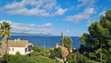 LES ISSAMBRES VUE MER. Edifiée sur 750 m² jardin clos et arboré cette jolie villa en parfait état comprend un séjour avec sa cuisine us. Deux baies alu donnant sur une agréable terrasse vue mer. Une cheminée insert et chauffage électrique pour le bas le haut étant climatisé. Un hall avec placards dessert deux jolies chambres un toilette et une salle d'eau. Du séjour part un escalier en colimaçon offrant un bureau et une jolie suite avec salle d'eau et toilette donnant sur une jolie terrasse avec vue panoramique sur le massif de l'Estérel. Dans une impasse cette villa offre un cadre de vie au calme et surtout plage à pieds. Un très grand garage de 45m²75 permet de faire une 4éme chambre. Alarme. Situation géographique super et très belle vue. La plage de sable de la Gaillarde étant super avec des enfants et commerces et restaurants à deux pas.